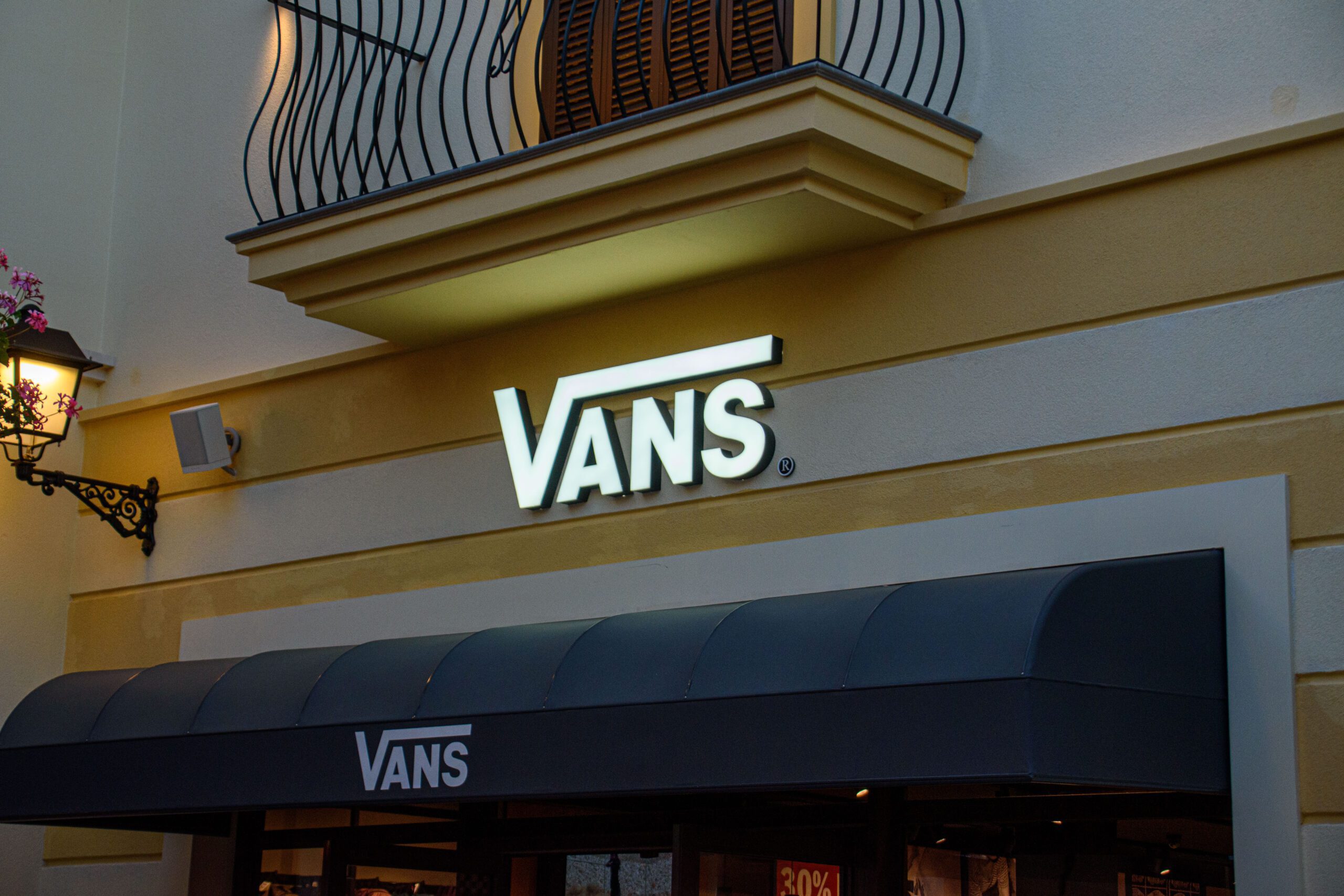 Logotec Rótulos luminosos Málaga Vans